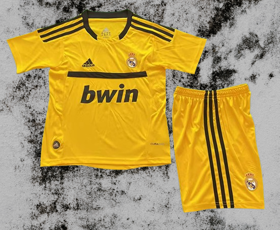 Real Madrid. Kit Niño arquero 2011-2012