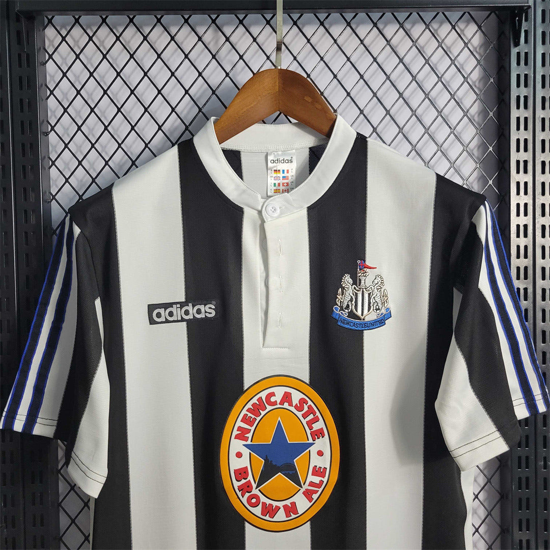 Newcastle. Camiseta local 1995-1997