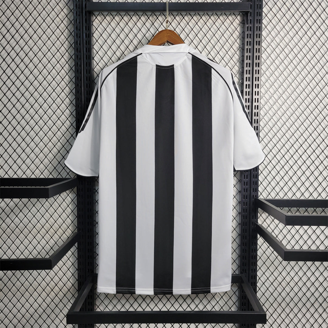 Newcastle. Camiseta local 2004-2006