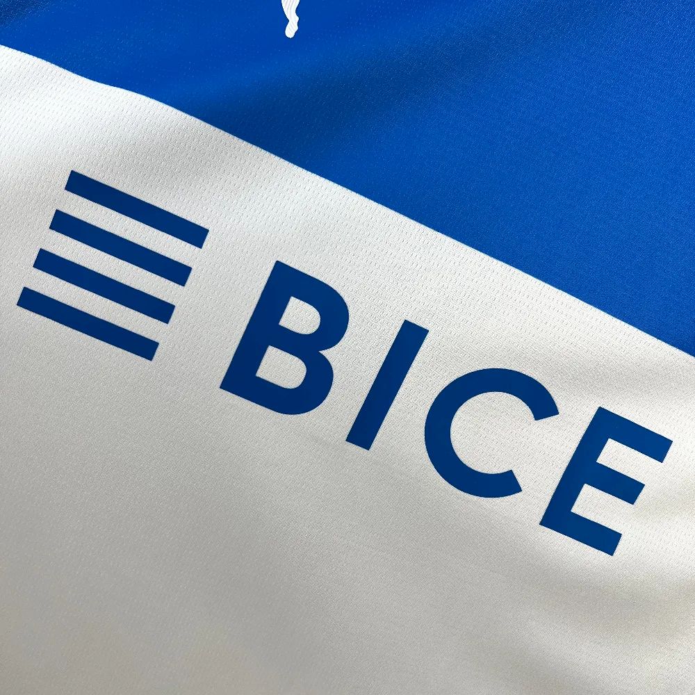 Universidad Católica. Camiseta local 2025