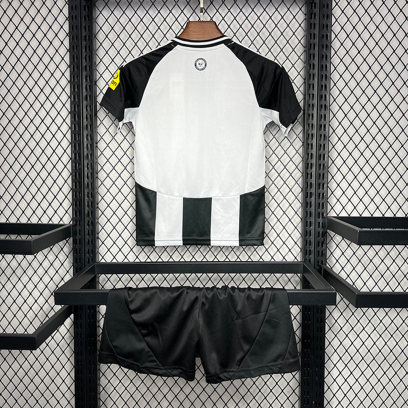 Newcastle. Kit local 2024-2025