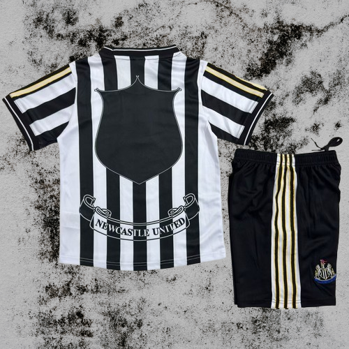 Newcastle. Kit Niño local 1997-1999
