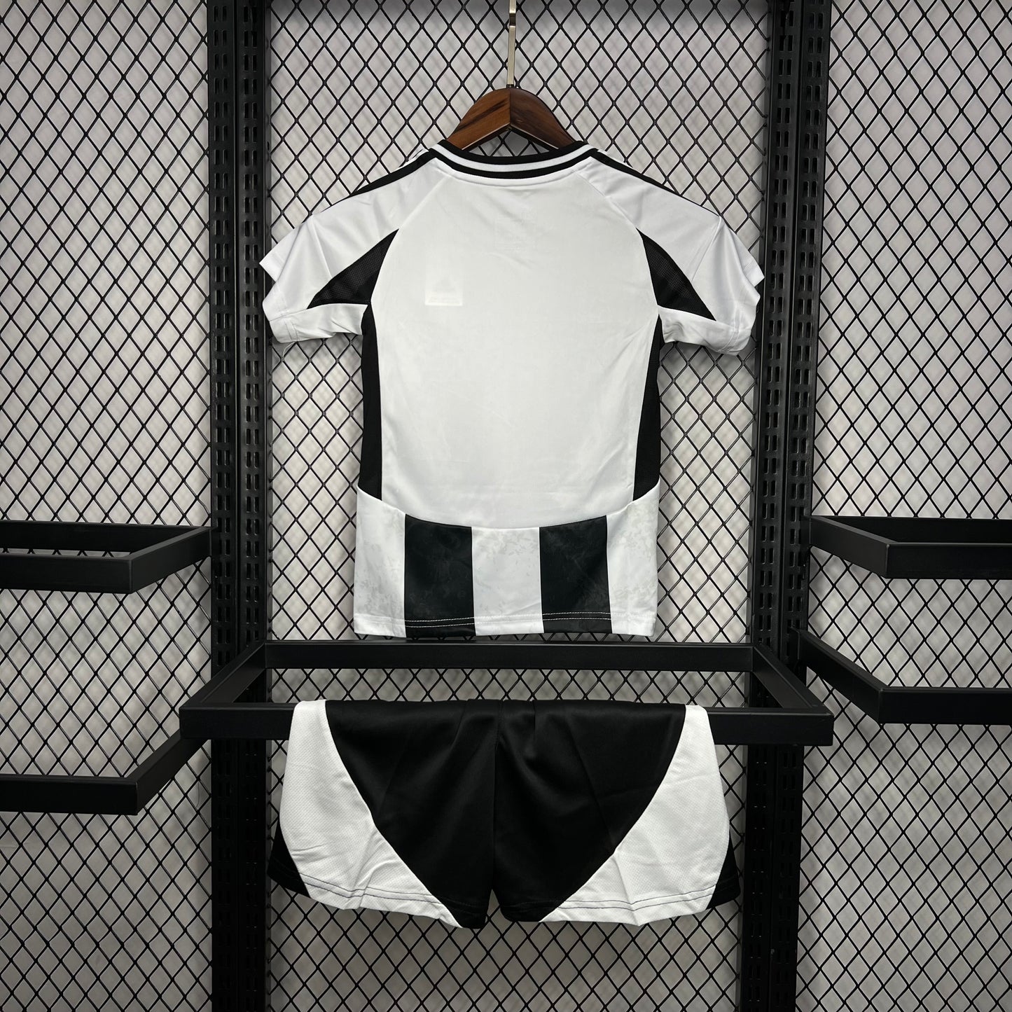 Juventus. Kit Niño local 2024-2025