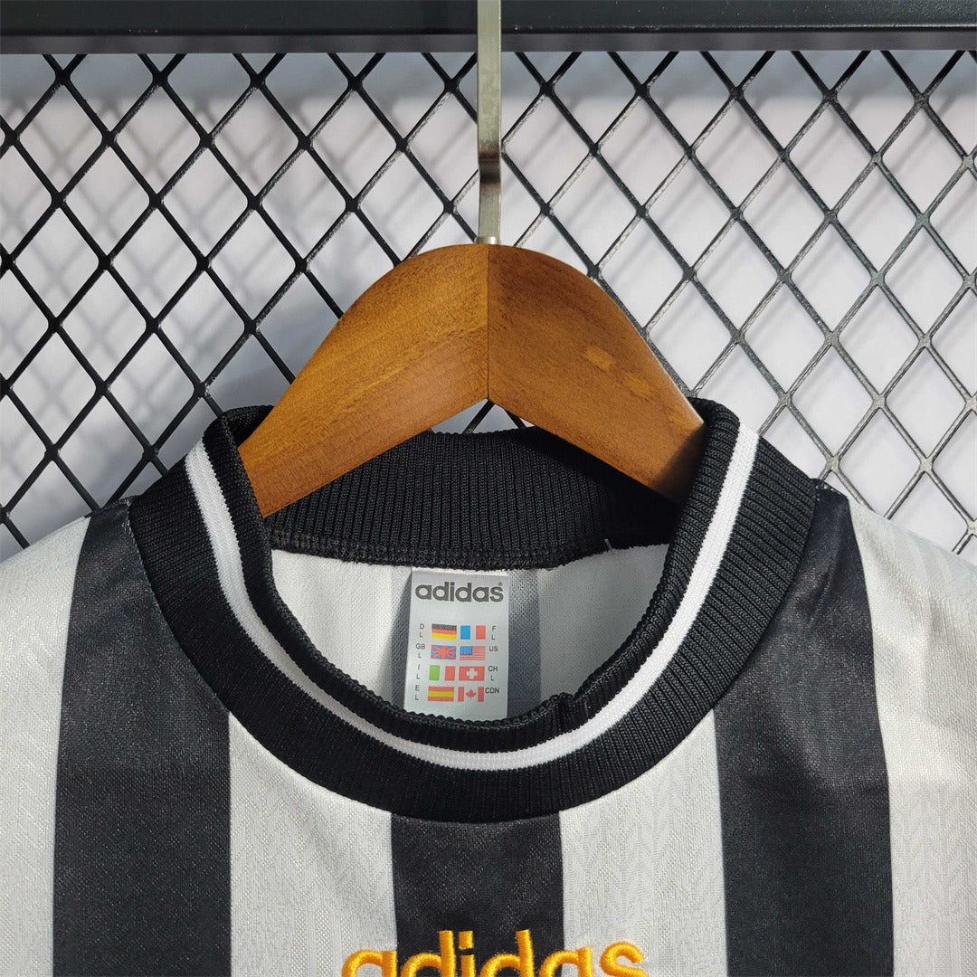 Newcastle. Camiseta local 1997-1999