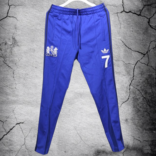 Manchester United. Buzo 2025 (Cierre Completo)