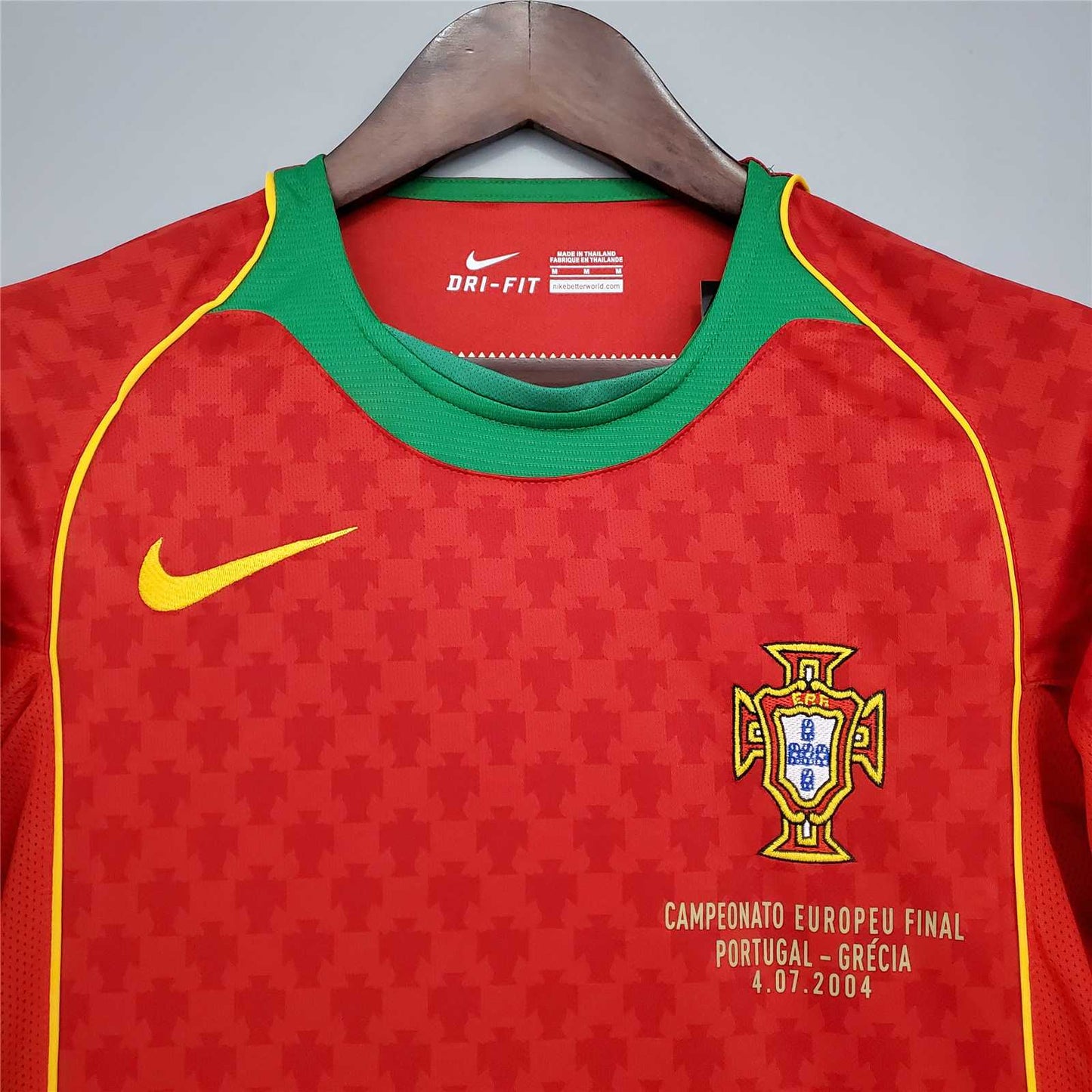 Selección de Portugal. Camiseta local 2004