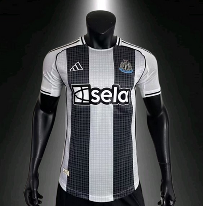 Newcastle. Camiseta local 2025-2026