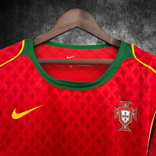 Selección de Portugal. Camiseta local 2004