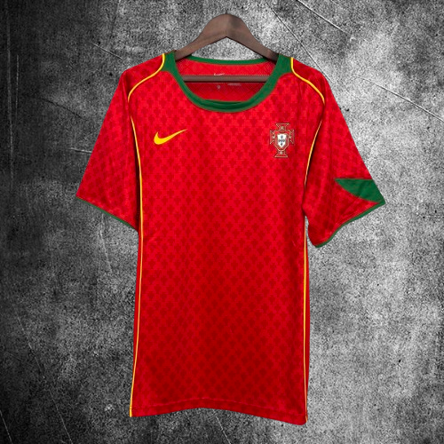 Selección de Portugal. Camiseta local 2004
