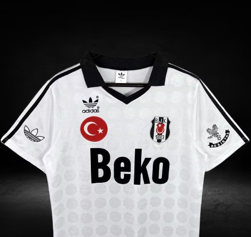 Besiktas. Camiseta local 1990-1991