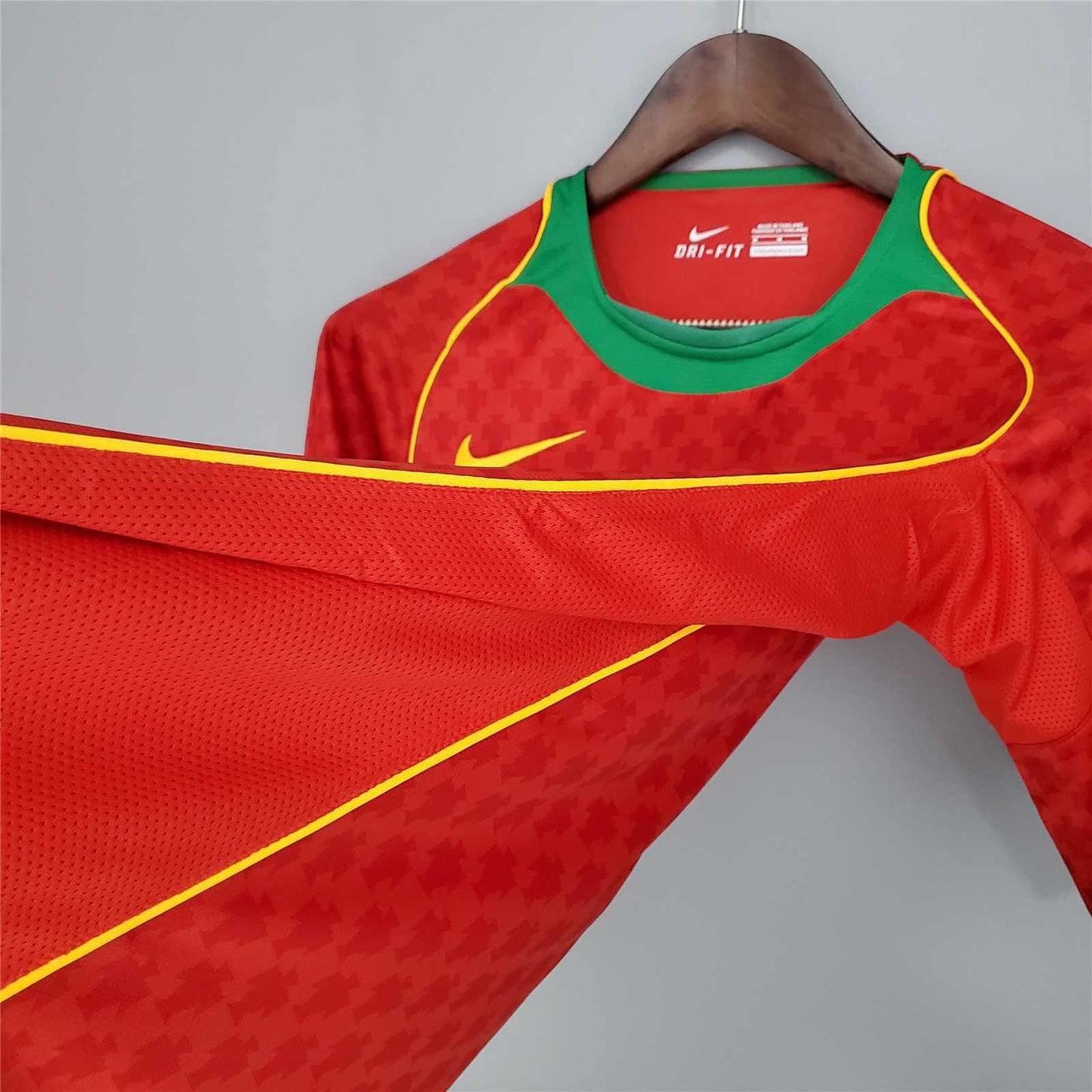 Selección de Portugal. Camiseta local 2004