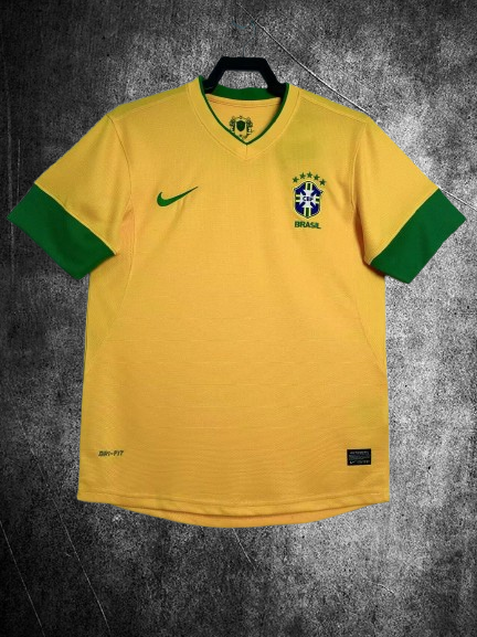 Selección de Brasil. Camiseta local 2012-2013