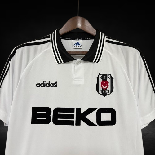 Besiktas. Camiseta local 1996-1997